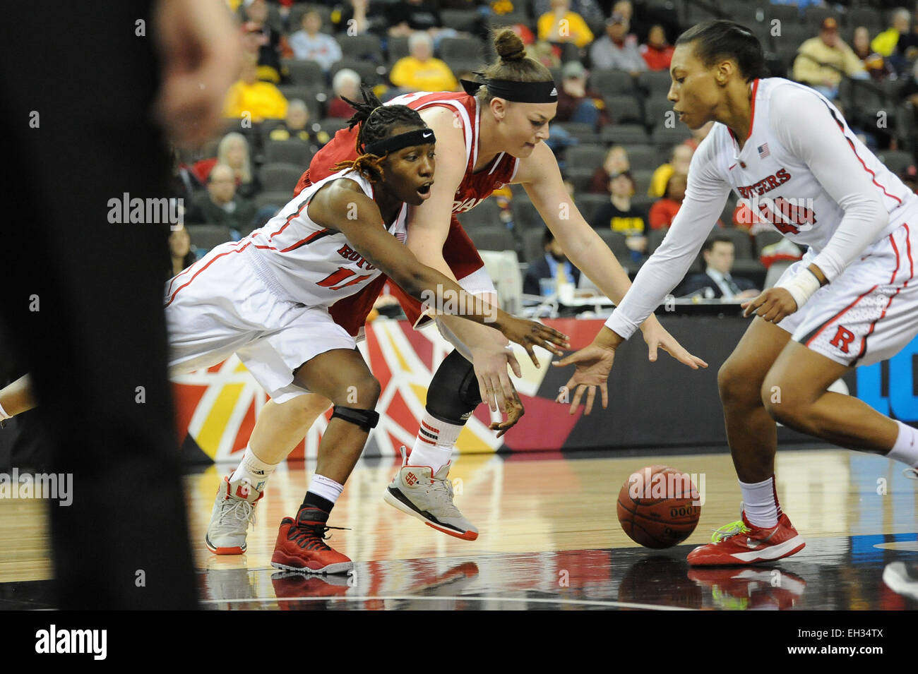 4 marzo 2015: Indiana Hoosiers Centro Giulia Anderson (43) e Rutgers Scarlet Knights guard Syessence Davis (15) fighr per la palla nella seconda metà durante il 2015 Big dieci donne torneo di pallacanestro di gioco tra la Indiana Hoosiers e Rutgers Scarlet Knights presso il Centro Sears in Hoffman Estates, IL. Rutgers ha vinto 63-52. Patrick Gorski/CSM Foto Stock