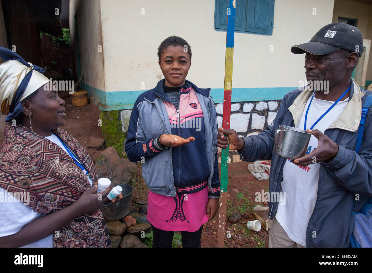 Di Bamenda, Camerun, Luglio 2013: un team da Sightavers visite alle famiglie per dare loro il Mectizan trattamento preventivo per la cecità di fiume. Foto Stock