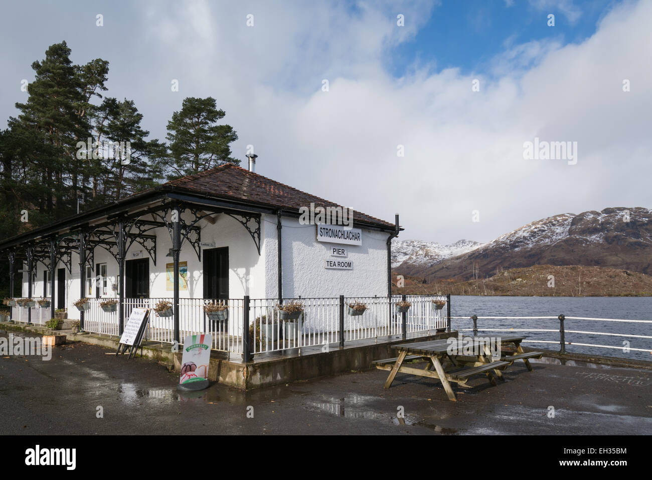 Il molo CAFE, STRONACHLACHAR, da Loch Katrine, il Trossachs, Stirlingshire, Scotland, Regno Unito Foto Stock