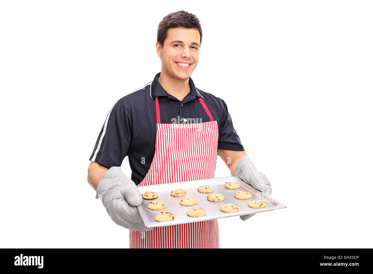 Uomo in possesso di una pentola piena di biscotti con scaglie di cioccolato isolato su sfondo bianco Foto Stock