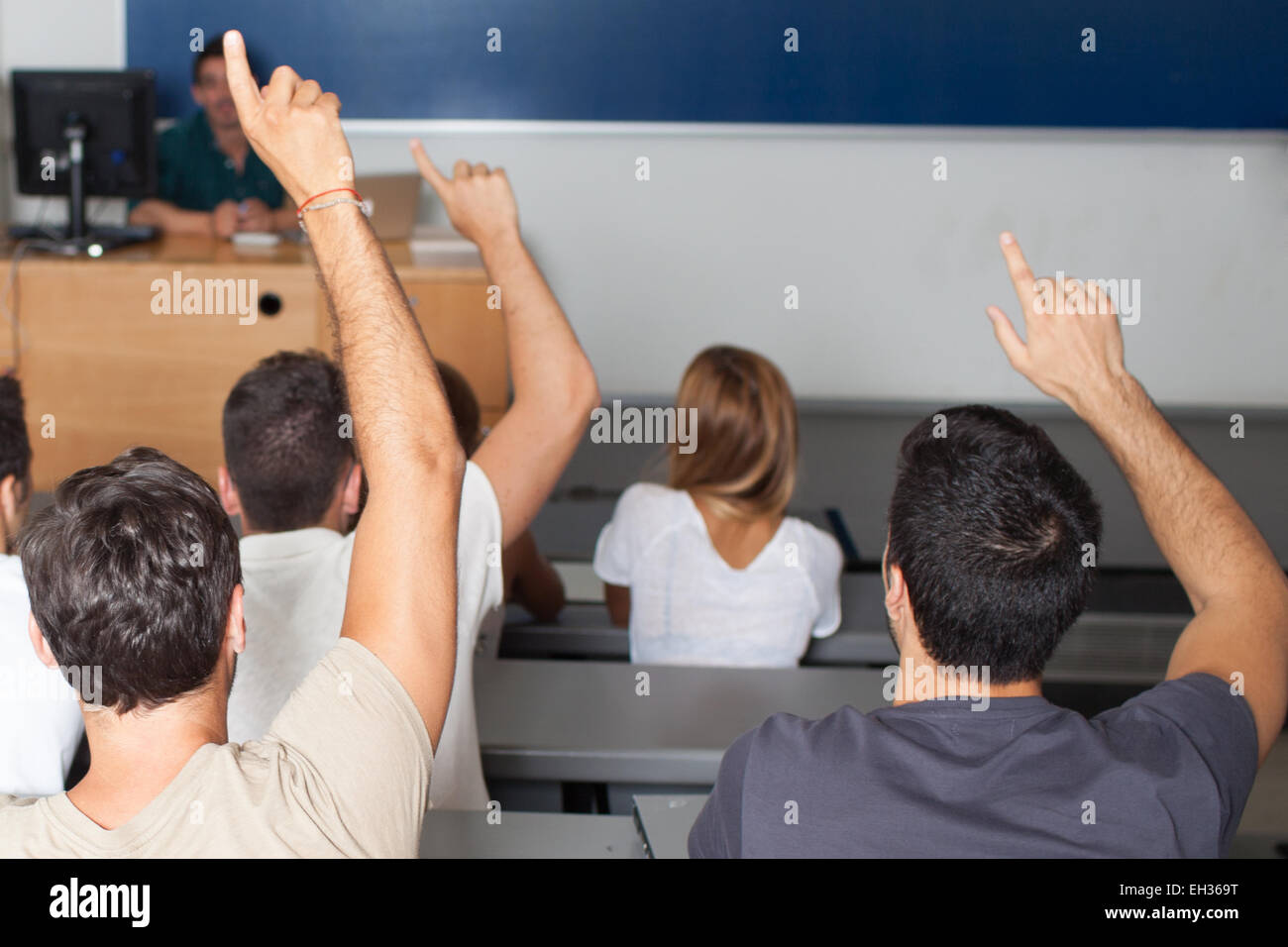 Agli studenti di rispondere ad una domanda e mettere le mani in alto Foto Stock