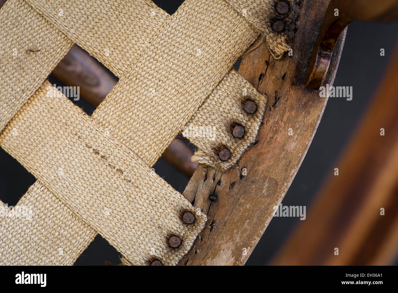 Antica poltrona con intarsi in legno per la riparazione e restauro tappezzeria Foto Stock