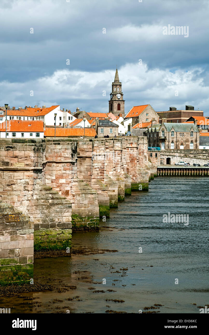 Città, Ponte Vecchio e il fiume Tweed, Berwick-upon-Tweed, England, Regno Unito Foto Stock