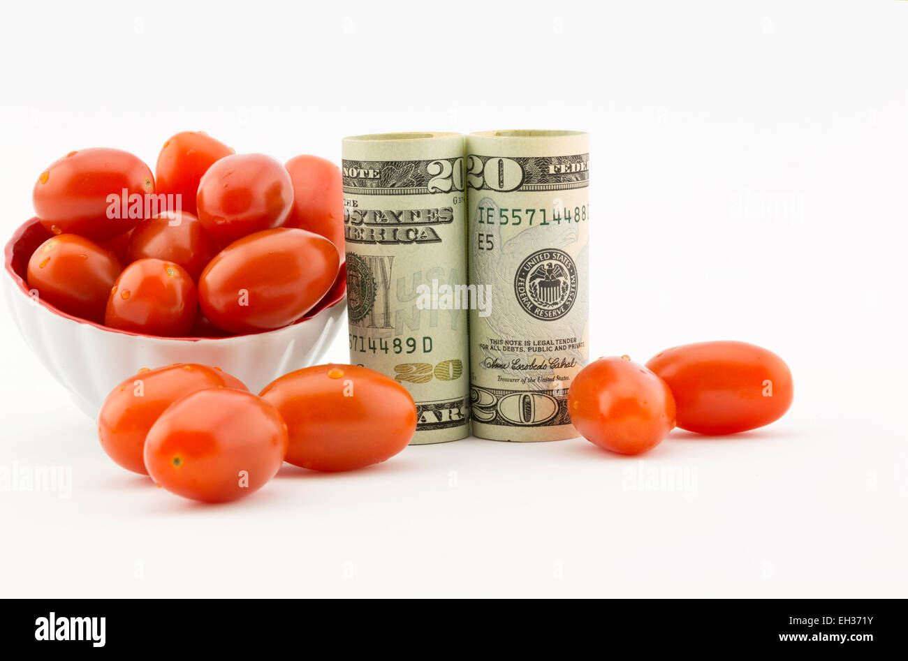 Moneta americana accanto a verdure fresche, pomodori rossi su sfondo bianco con copia spazio. Foto Stock