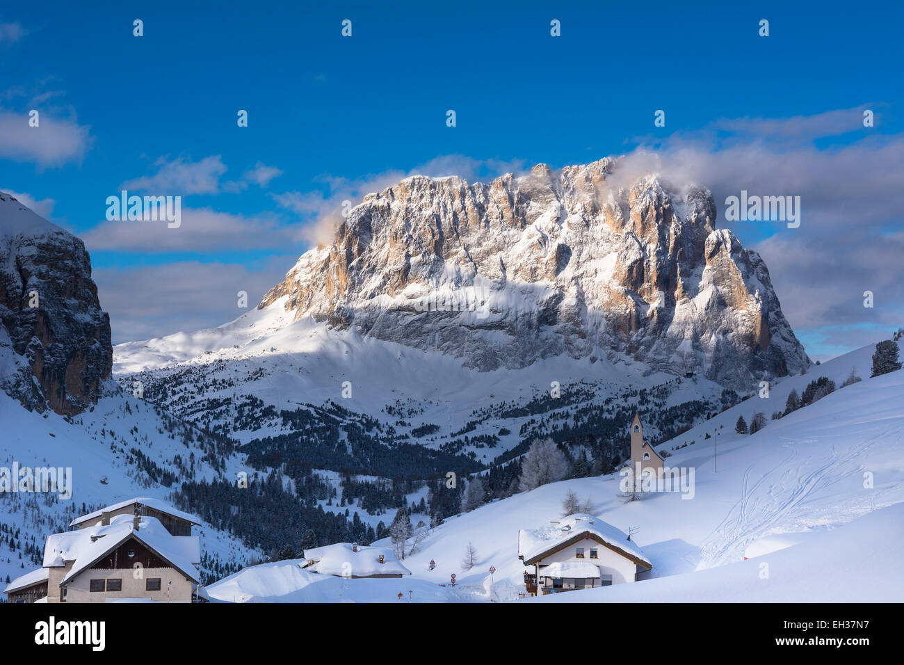 Case sul versante del Sassolungo e Gruppo del Sella, Val Gardena, Distretto di Bolzano, Trentino Alto Adige, Dolomiti, Italia Foto Stock