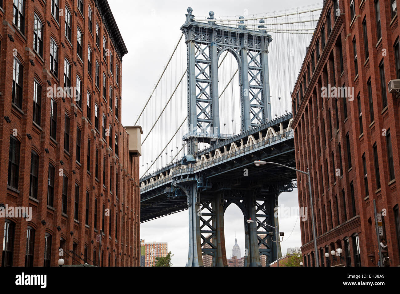 Ponte di Brooklyn con Empire State Building da Brooklyn, New York, New York, Stati Uniti d'America Foto Stock