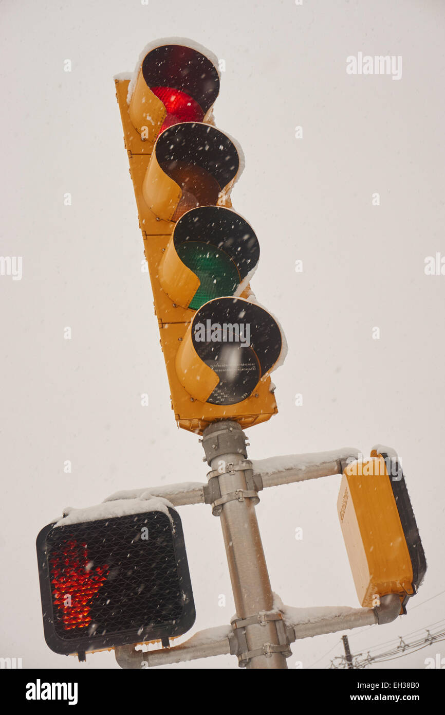 Tipico americano segnale di traffico in luce nella neve Foto Stock