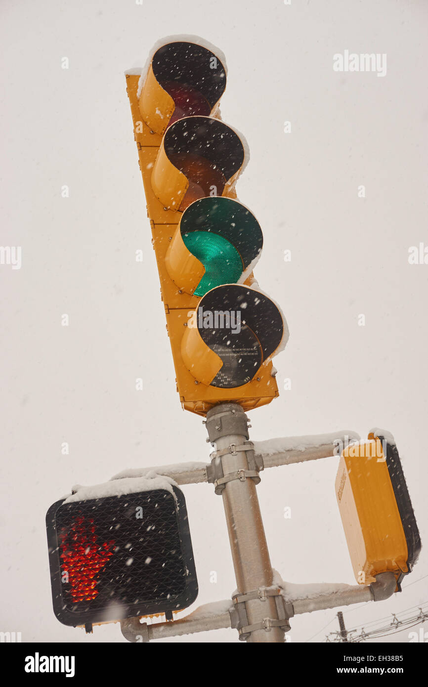 Tipico americano segnale di traffico in luce nella neve Foto Stock