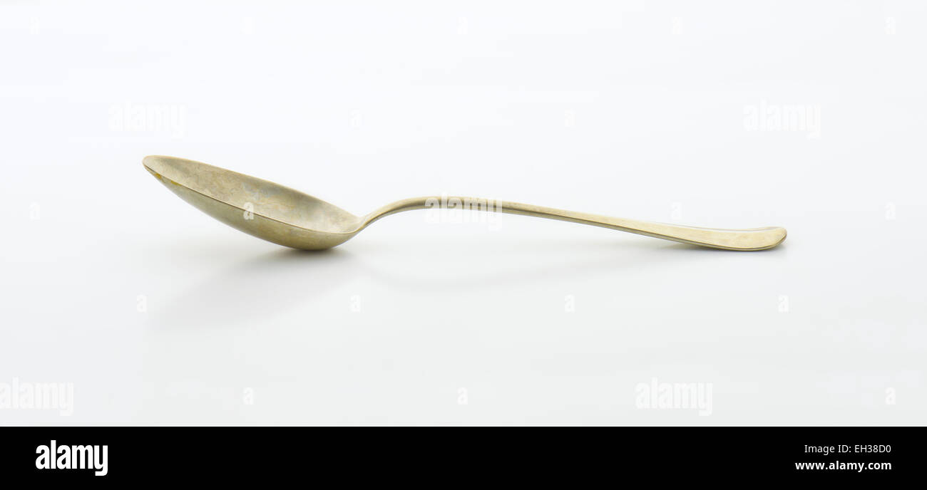 Argento vecchio cucchiaio da tè su sfondo bianco Foto Stock