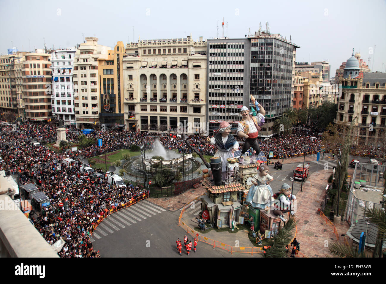 Un enorme scultura Fallas display su strada nel corso annuale di Las Fallas Festival, Valencia, Spagna Foto Stock