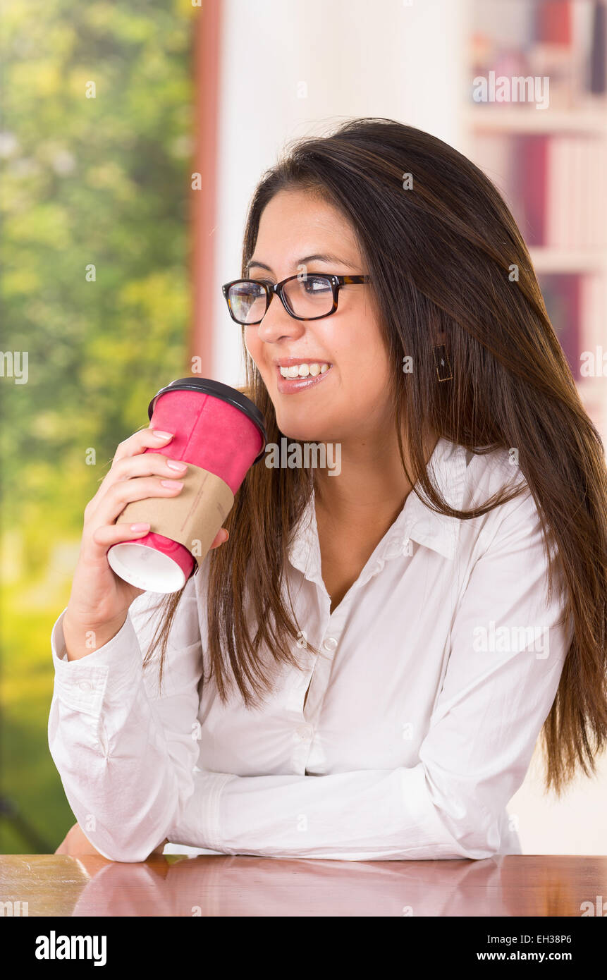 Giovane e bella ragazza di bere take away caffè Foto Stock