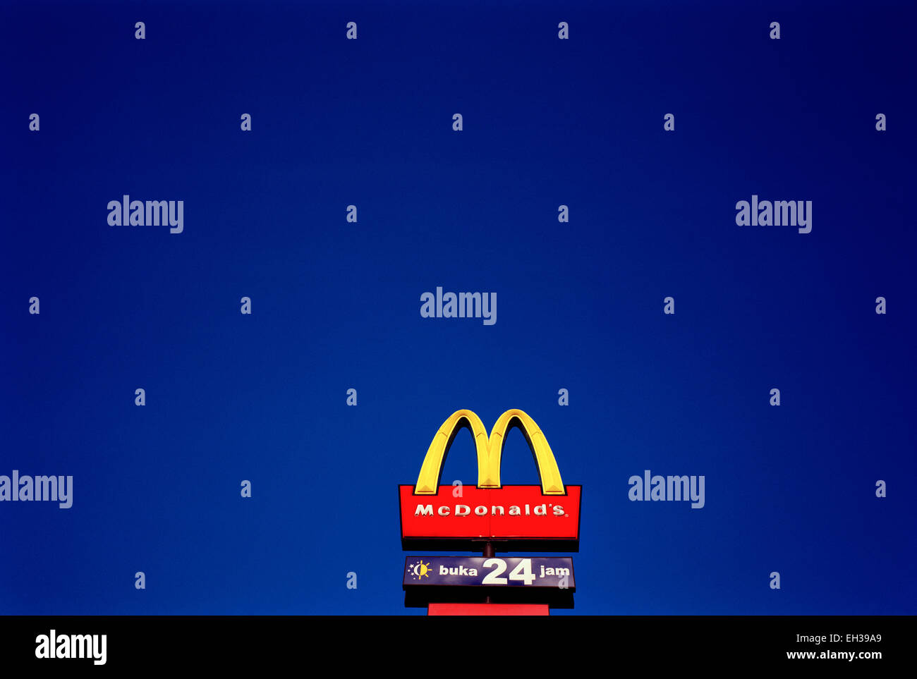 Cultura fotografia - Il McDonald logo in Surabaya in Java in Indonesia Asia del sud-est in Estremo Oriente. Il capitalismo moderno Fast junk Food Foto Stock
