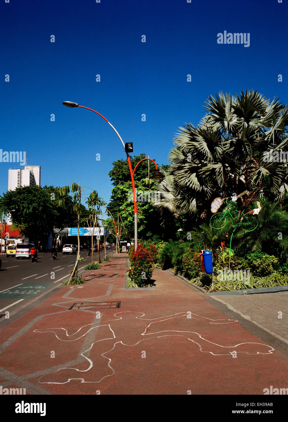 Fotografia documentaria - strada urbana pavimentazione arte in Surabaya in Java in Indonesia Asia del sud-est in Estremo Oriente. Graffiti surrealismo moderno Foto Stock