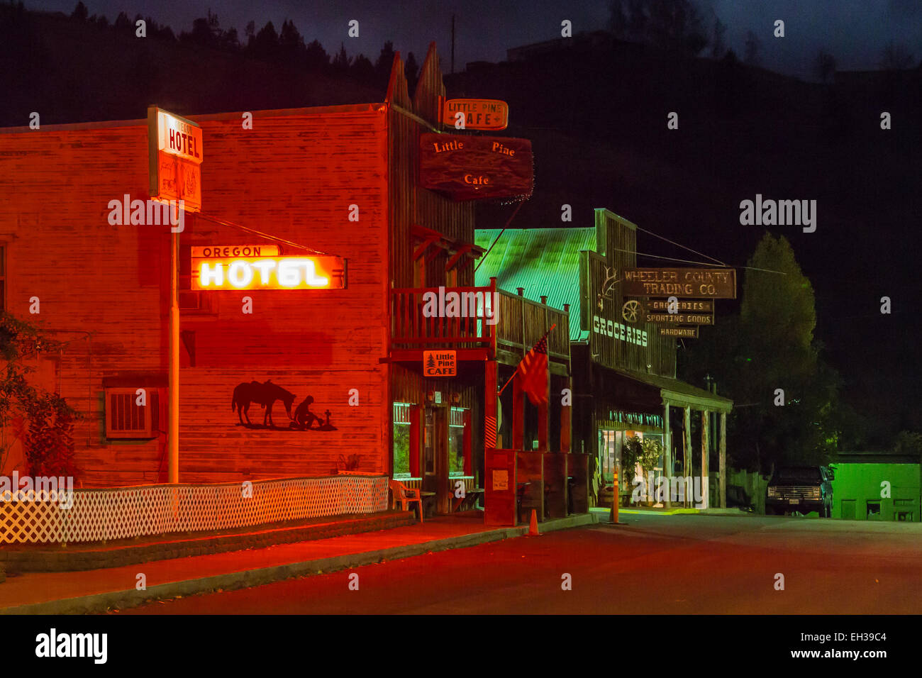 Western classico vie di sera con un neon di Oregon Hotel firmare l'illuminazione dei lati di un edificio, in Mitchell, Oregon, Stati Uniti d'America Foto Stock