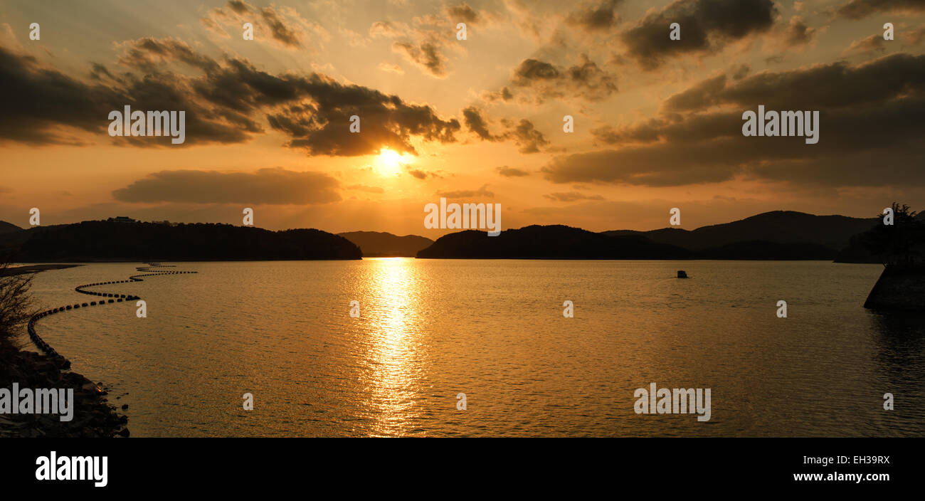 Nuvoloso Tramonto di JINYANG Lago in JINJU, Corea Foto Stock