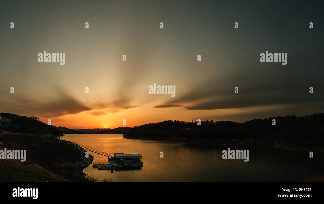 Nuvoloso Tramonto di JINYANG Lago in JINJU, Corea Foto Stock