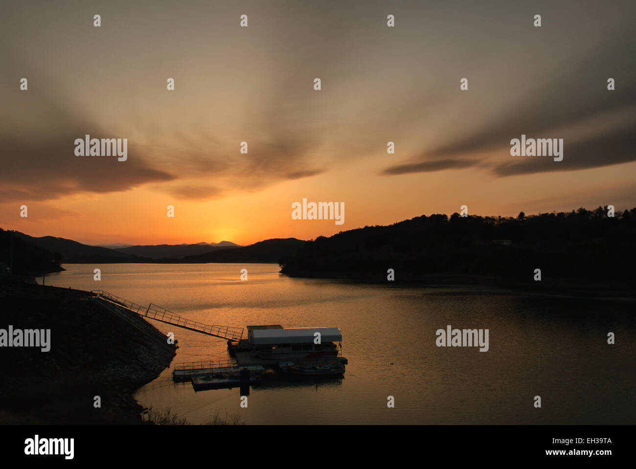 Nuvoloso Tramonto di JINYANG Lago in JINJU, Corea Foto Stock