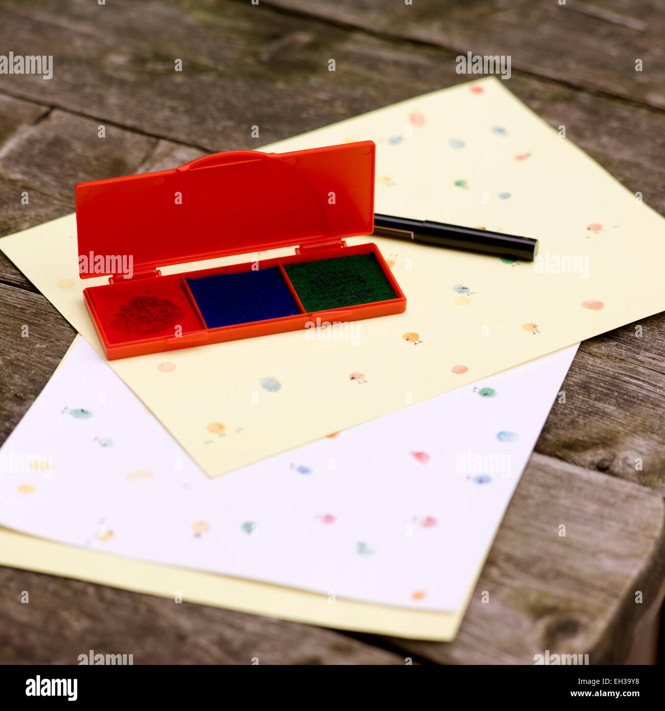 Inkpad e carta con timbri sul tavolo da picnic Foto Stock