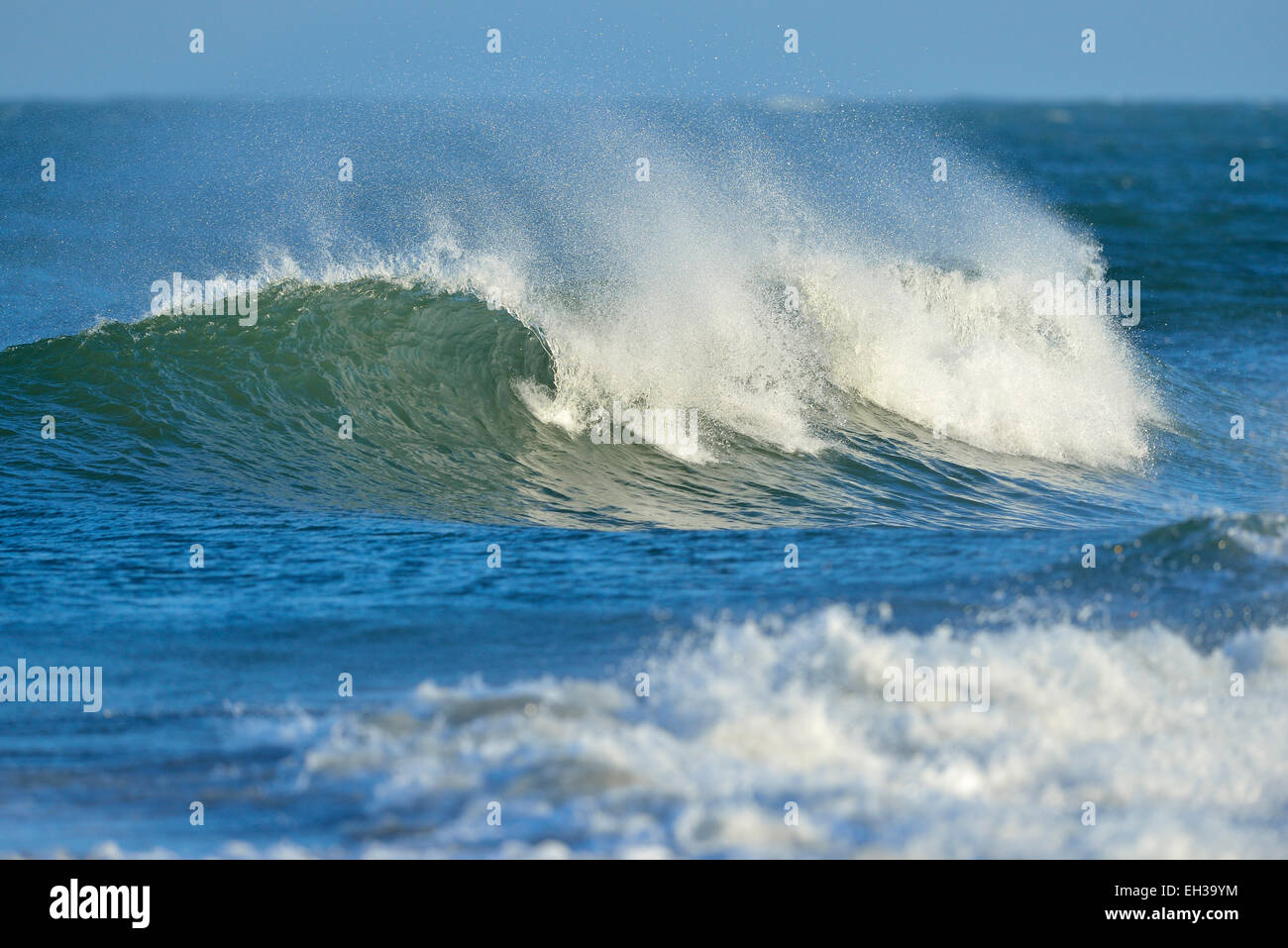 Rottura di onde nel Mare del Nord, l'Oceano Atlantico, Helgoland, Germania Foto Stock