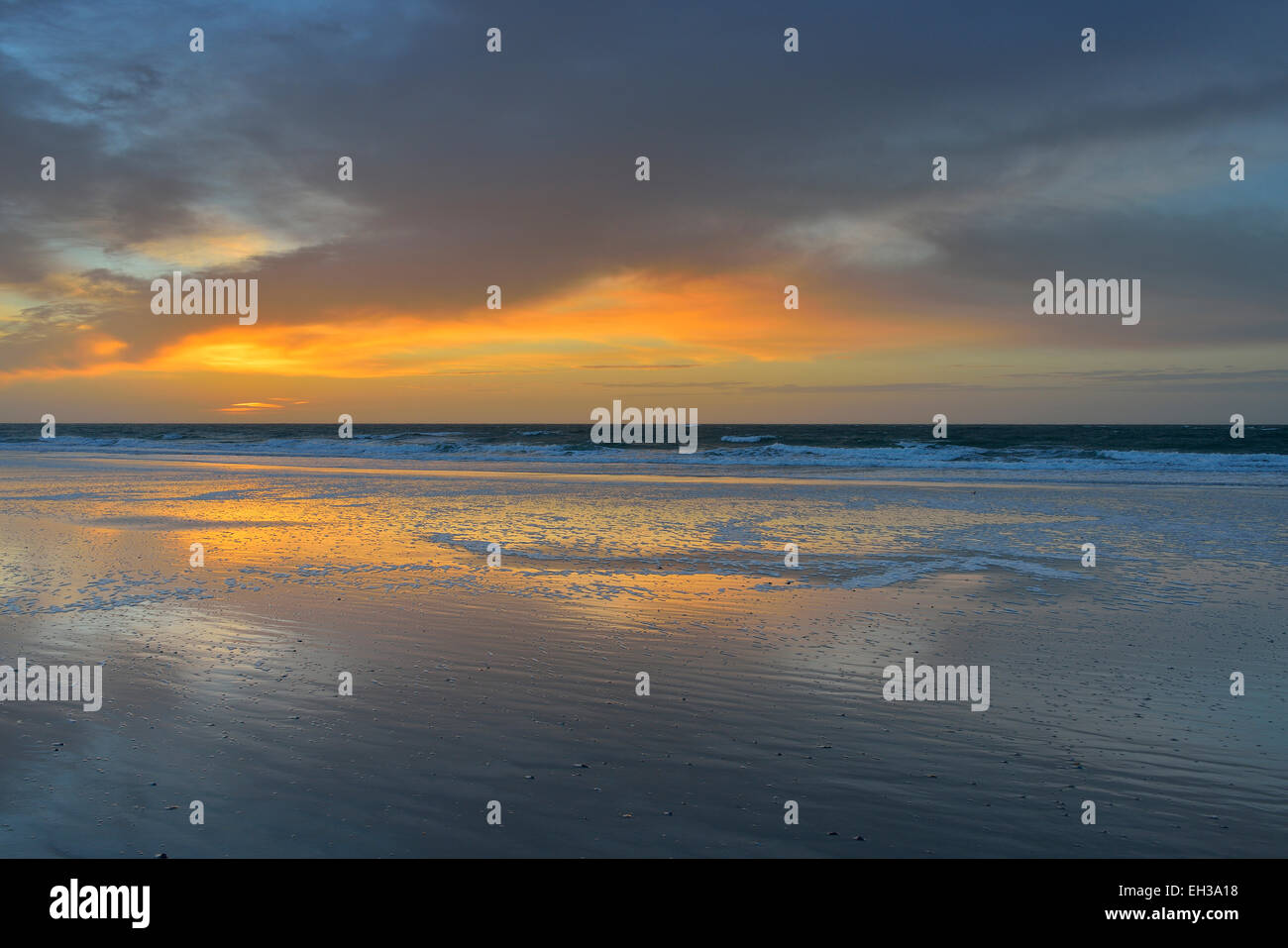 Cielo di tramonto riflesso sul Mare del Nord, la spiaggia e l'oceano a Helgoland, Schleswig-Holstein, Germania Foto Stock