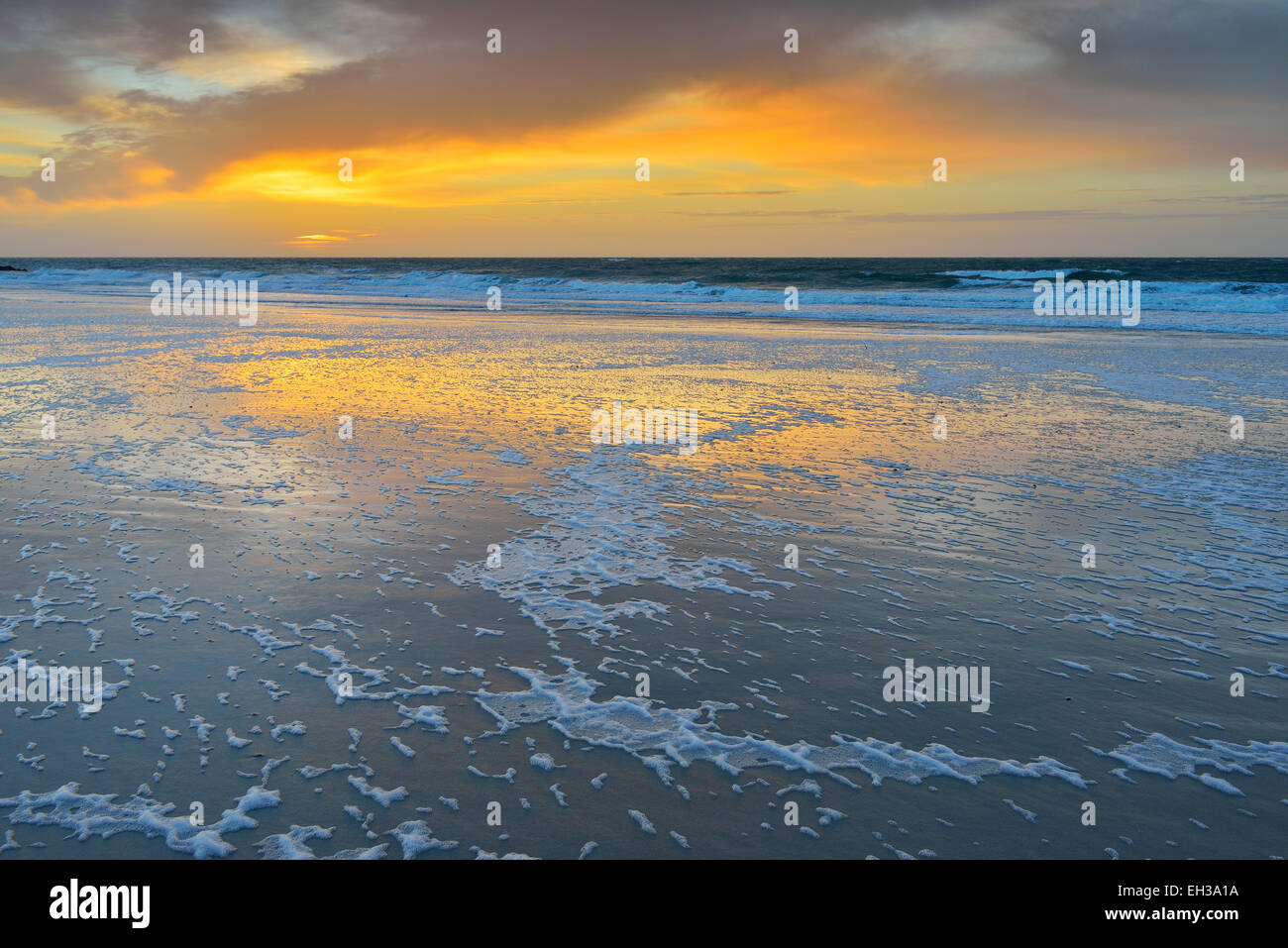 Cielo di tramonto riflesso sul Mare del Nord, la spiaggia e l'oceano a Helgoland, Schleswig-Holstein, Germania Foto Stock