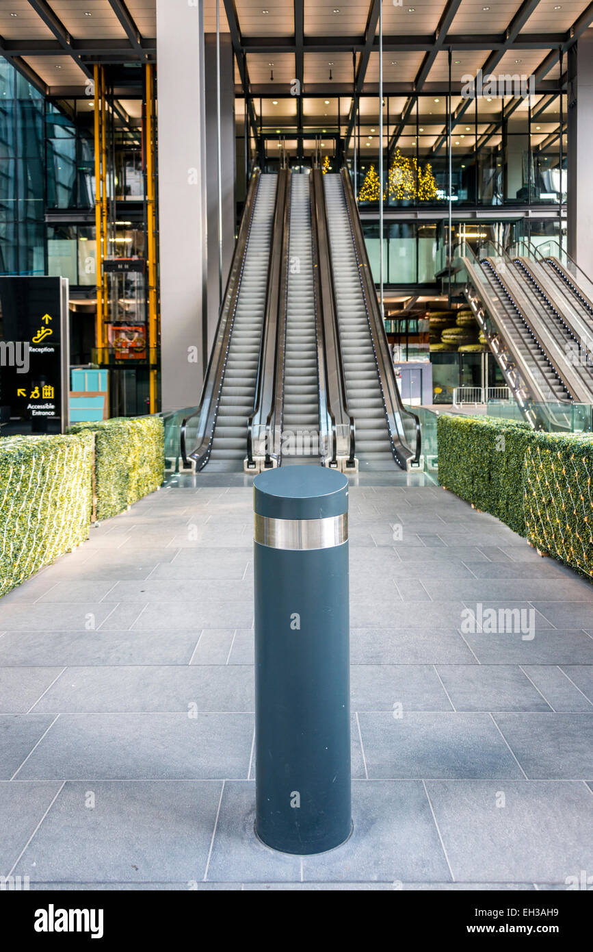 Scale mobili all'ingresso 122 Leadenhall Street noto anche come Cheesegrater un grattacielo nella City di Londra Foto Stock