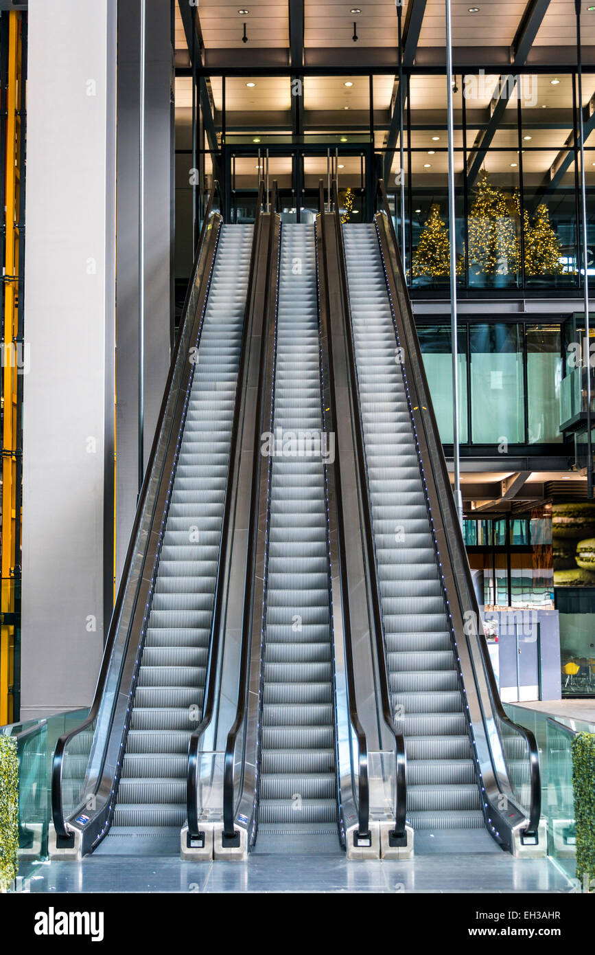 Scale mobili all'ingresso 122 Leadenhall Street noto anche come Cheesegrater un grattacielo nella City di Londra Foto Stock