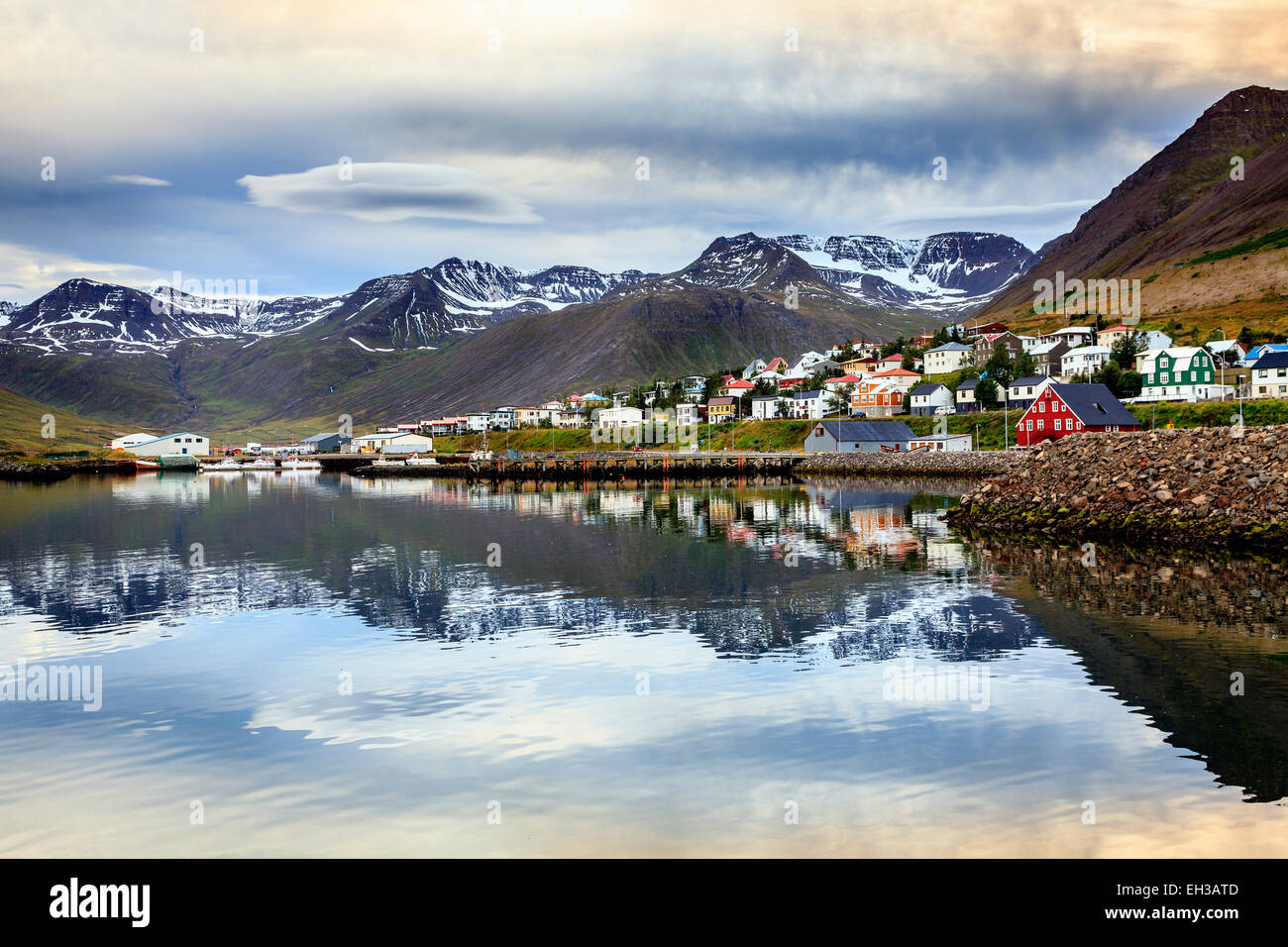 Piccola cittadina di pescatori di Siglufjörður Affitto sulla costa settentrionale di Islanda Foto Stock