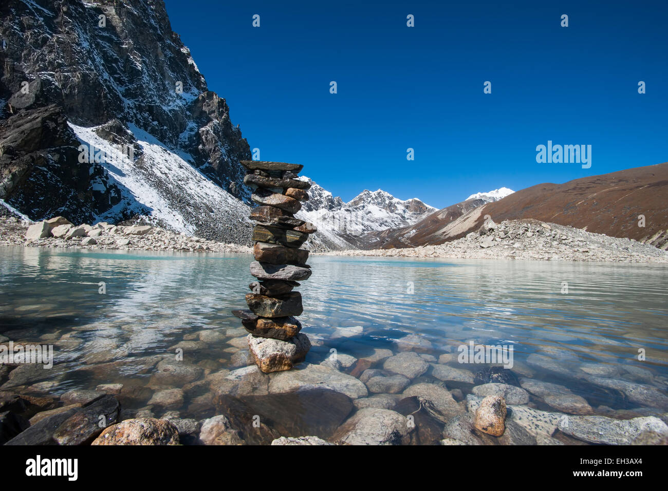 Il Buddhismo: armonia ed equilibrio pietre sacre e il vicino lago di Gokyo. La vita religiosa in Nepal Foto Stock