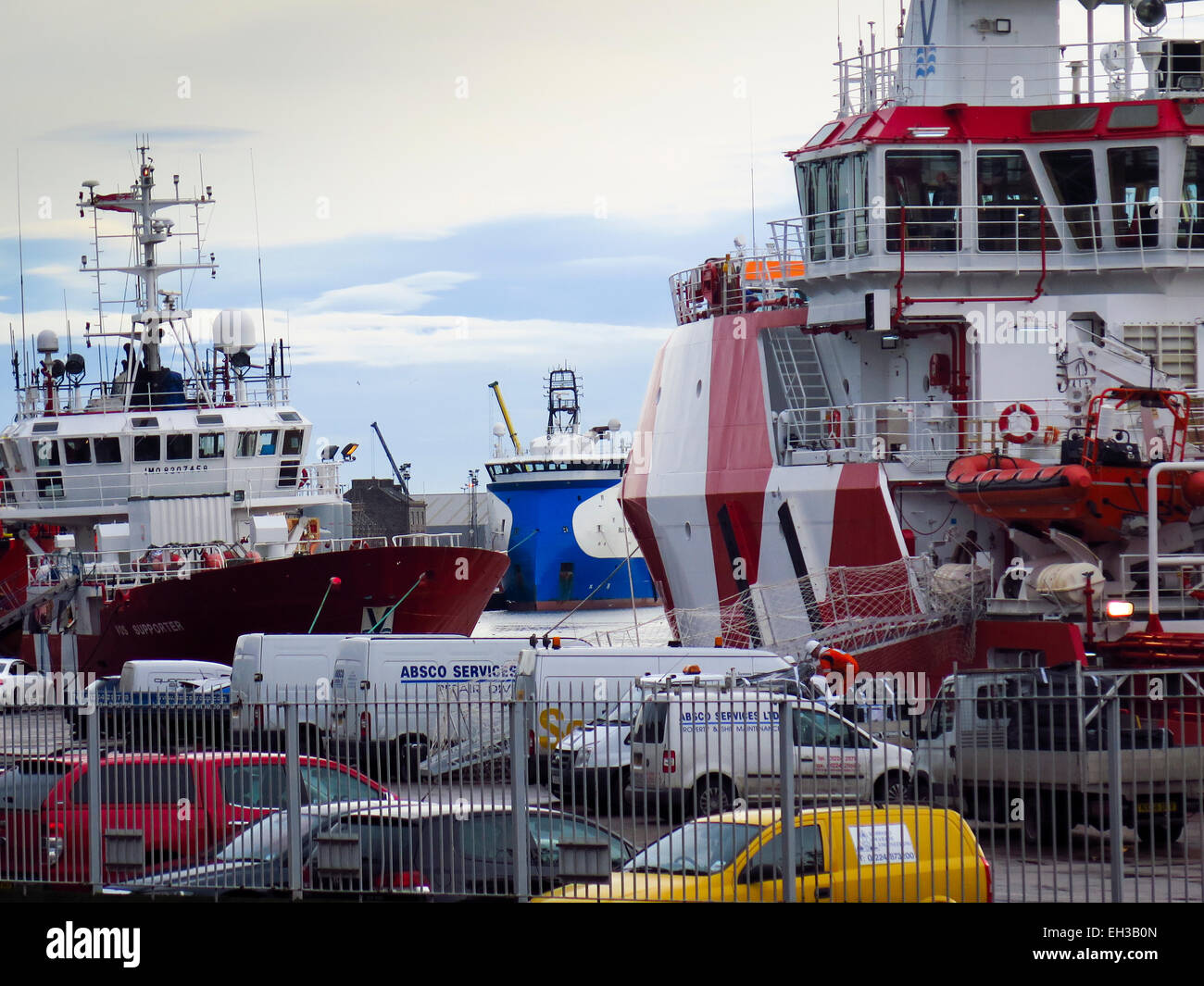 Industria dell'olio di alimentazione servizio di barche nel porto di Aberdeen Foto Stock