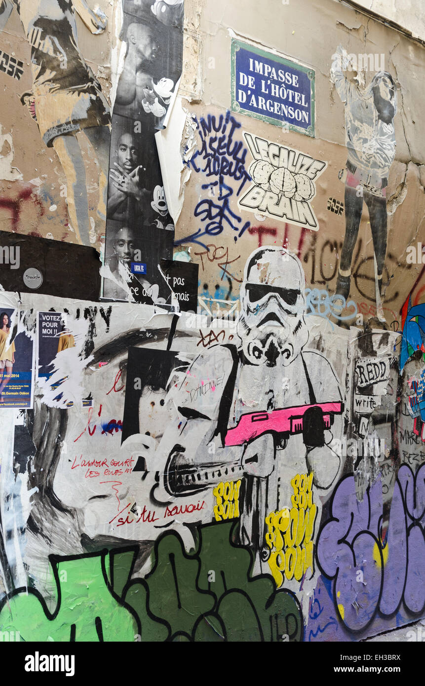 Una Star Wars Storm Trooper dipinta sulla parete dell'Impasse de l'Hôtel d'Argenson nel quartiere Marais di Parigi, Francia. Foto Stock