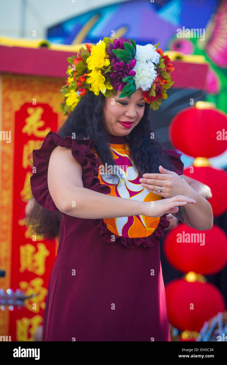 Il tahitiano ballerini folk eseguire presso il Capodanno cinese che si terrà a Las Vegas Foto Stock