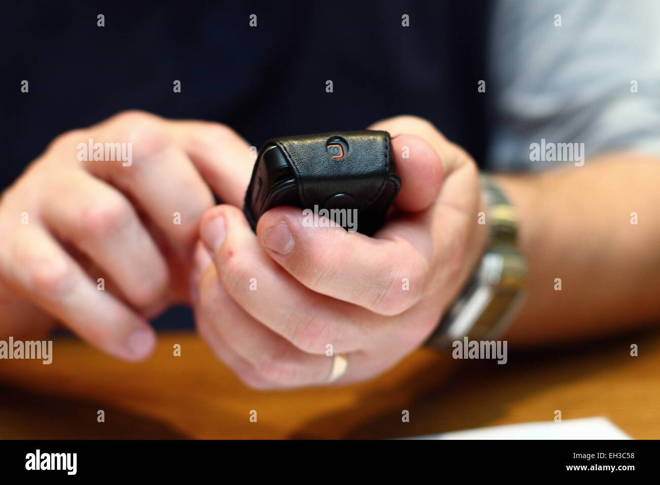 Close up di mani tenendo il telefono cellulare Foto Stock