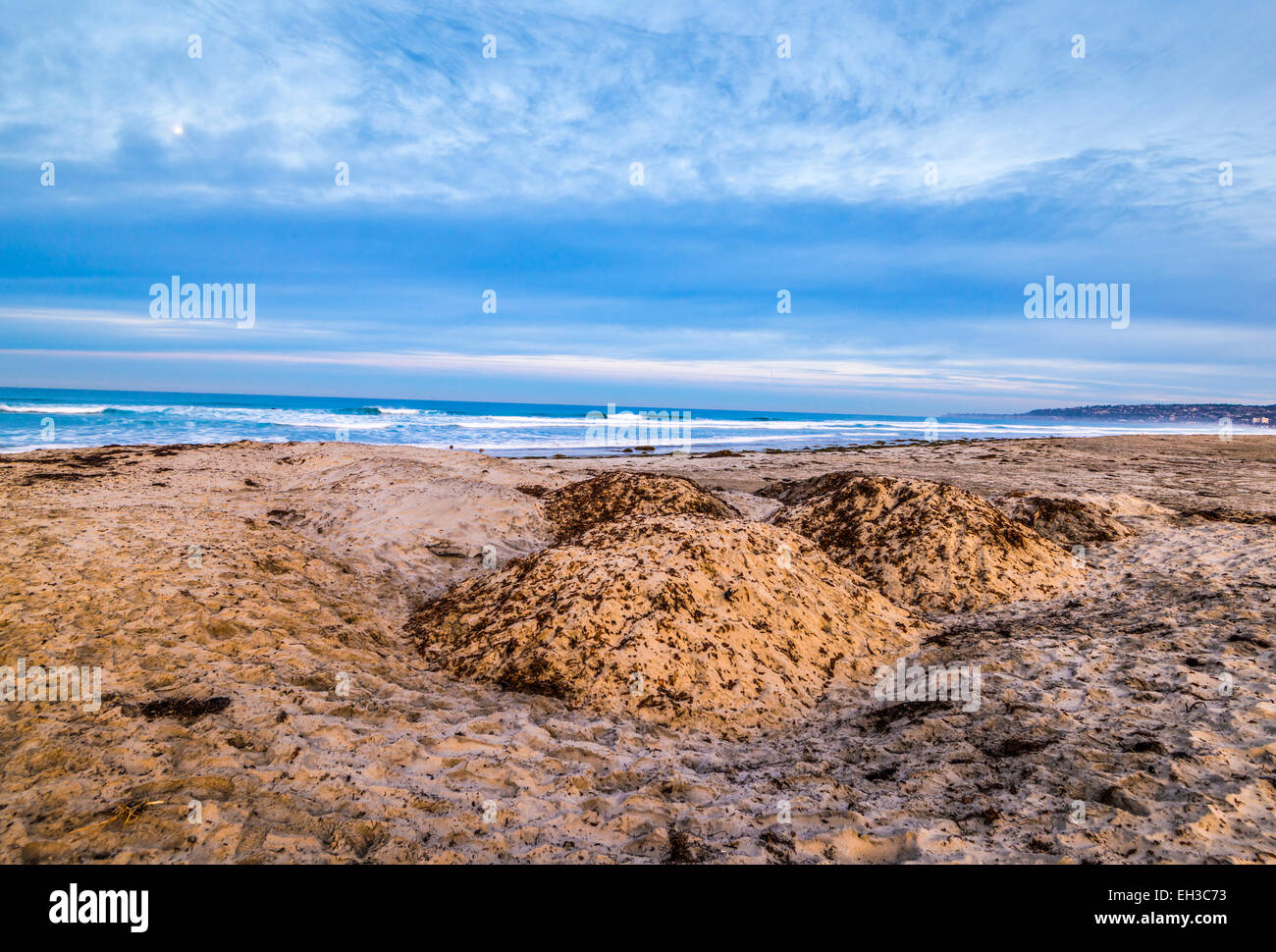 Dune di sabbia sulla spiaggia di missione con le nuvole sopra l'oceano. San Diego, California, Stati Uniti. Foto Stock