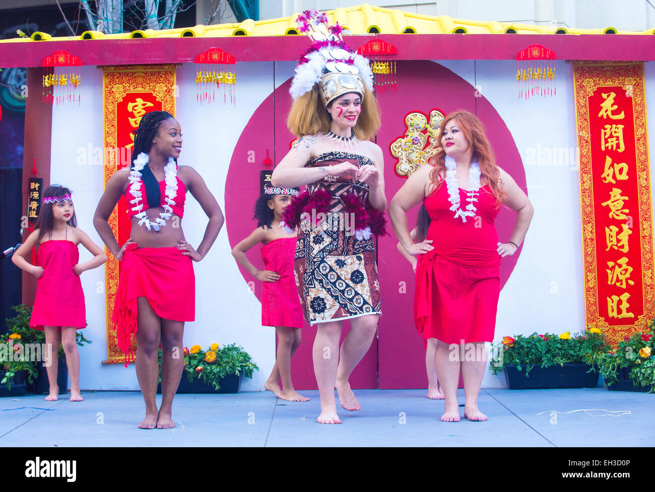 Il tahitiano ballerini folk eseguire presso il Capodanno cinese che si terrà a Las Vegas Foto Stock