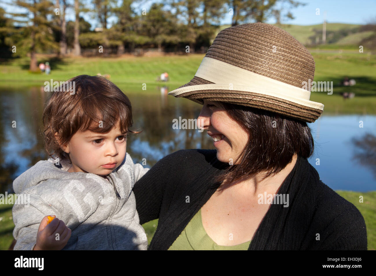 La madre e il bambino a un picnic sulle rive del laghetto di Petaluma, CALIFORNIA, STATI UNITI D'AMERICA Foto Stock