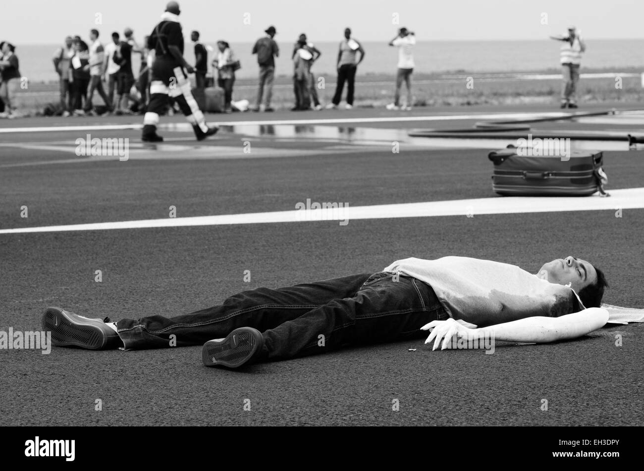 15 ott 2014 - Saint-Denis, isola di Reunion, Francia - esercizio per un eventuale arresto del velivolo in svoltasi sulla pista dell'aeroporto di Roland Garros. Il dipartimento di La Reunion è un documento di pianificazione chiamato ORSEC specifico dispositivo che fornisce procedure e risorse per essere impegnata al fine di trattare un tale evento. Al fine di verificare tali procedure, un'esercitazione di protezione civile con un aria di simulazione di crash ha avuto luogo il Mercoledì, Ottobre 15 al Roland Garros Aeroporto. Ha coinvolto più di 30 servizi, 650 e 110 veicoli attraverso i principali partner pubblici e privati. (Credito Immagine: © Foto Stock