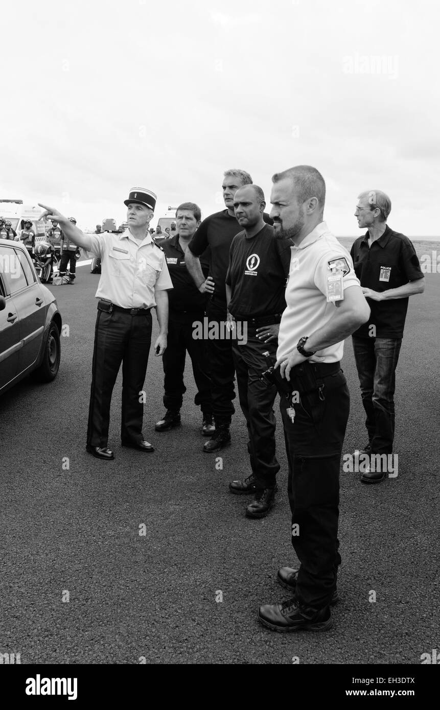 15 ott 2014 - Saint-Denis, isola di Reunion, Francia - esercizio per un eventuale arresto del velivolo in svoltasi sulla pista dell'aeroporto di Roland Garros. Il dipartimento di La Reunion è un documento di pianificazione chiamato ORSEC specifico dispositivo che fornisce procedure e risorse per essere impegnata al fine di trattare un tale evento. Al fine di verificare tali procedure, un'esercitazione di protezione civile con un aria di simulazione di crash ha avuto luogo il Mercoledì, Ottobre 15 al Roland Garros Aeroporto. Ha coinvolto più di 30 servizi, 650 e 110 veicoli attraverso i principali partner pubblici e privati. (Credito Immagine: © Foto Stock