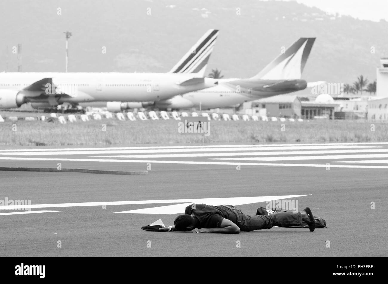 15 ott 2014 - Saint-Denis, isola di Reunion, Francia - esercizio per un eventuale arresto del velivolo in svoltasi sulla pista dell'aeroporto di Roland Garros. Il dipartimento di La Reunion è un documento di pianificazione chiamato ORSEC specifico dispositivo che fornisce procedure e risorse per essere impegnata al fine di trattare un tale evento. Al fine di verificare tali procedure, un'esercitazione di protezione civile con un aria di simulazione di crash ha avuto luogo il Mercoledì, Ottobre 15 al Roland Garros Aeroporto. Ha coinvolto più di 30 servizi, 650 e 110 veicoli attraverso i principali partner pubblici e privati. (Credito Immagine: © Foto Stock