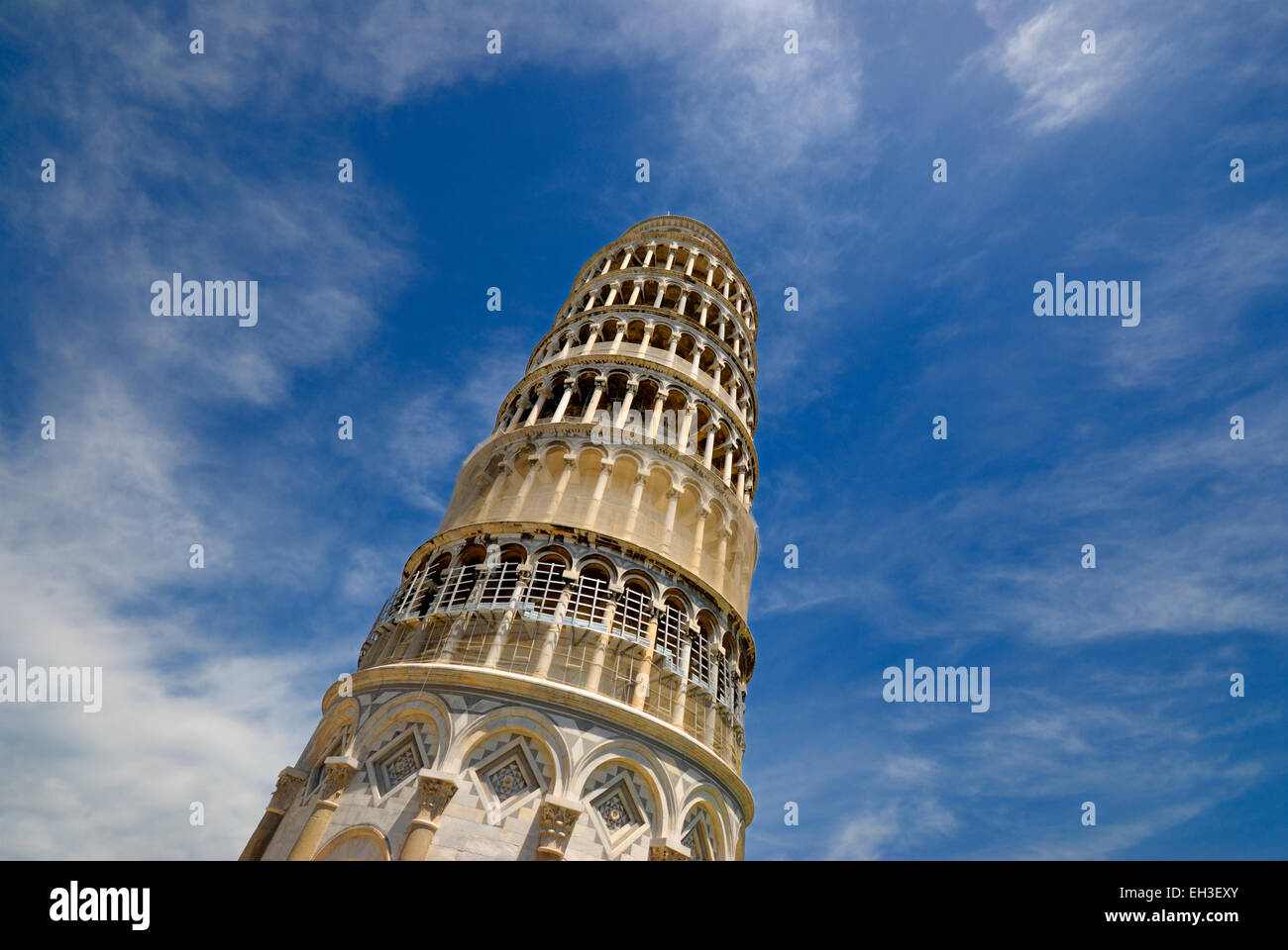 Basso angolo vista della Torre Pendente di Pisa, Italia Foto Stock