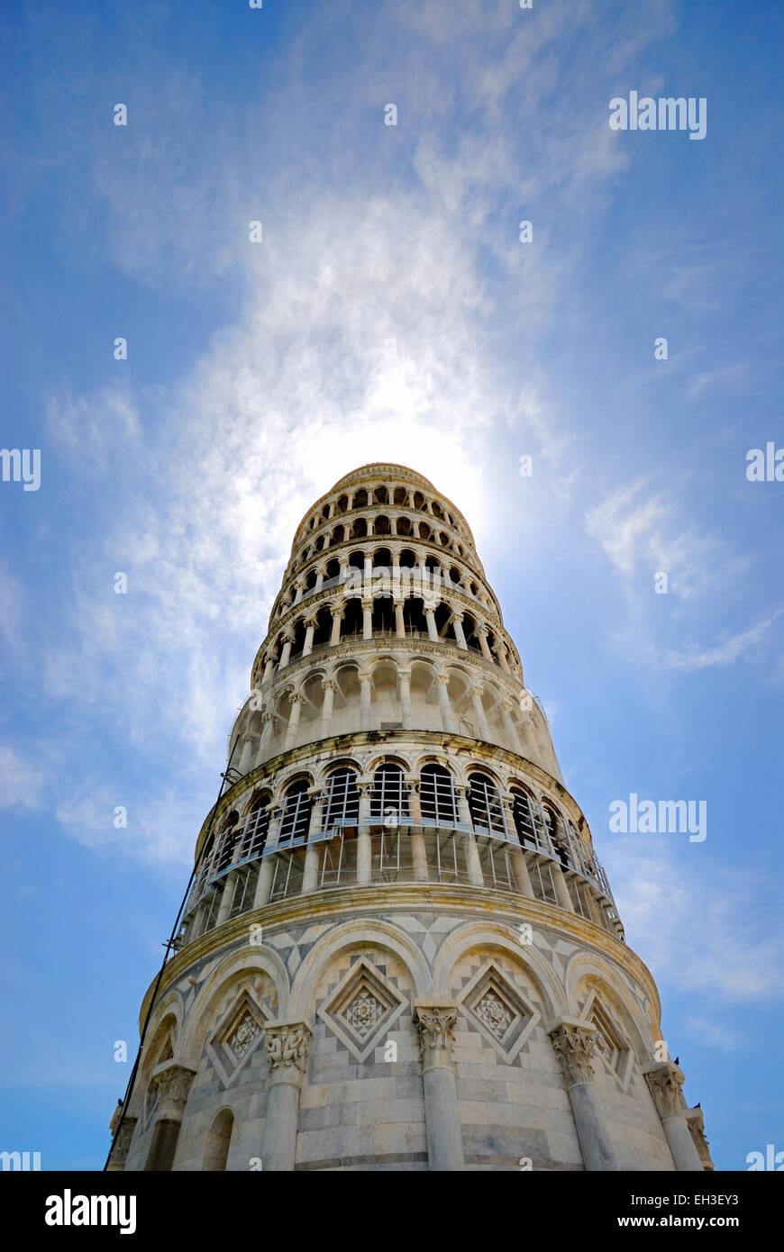 Basso angolo vista della Torre Pendente di Pisa, Italia Foto Stock