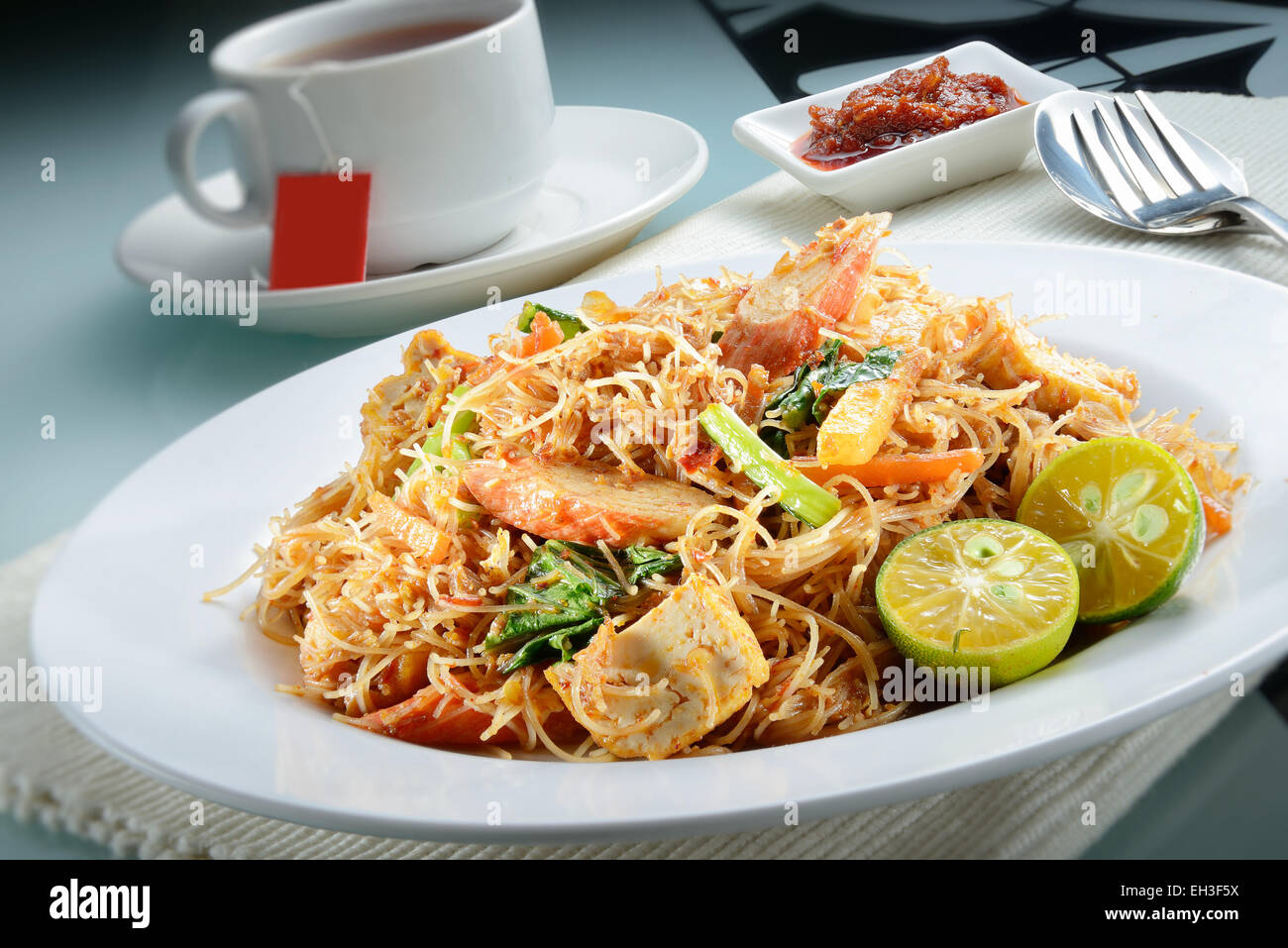 Penang Gamberi fritti vermicelli di riso sulla bella impostazione tabella Foto Stock