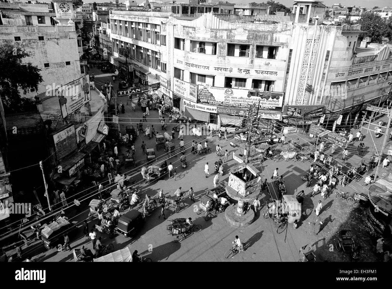 Pedoni, cicli e rickshaws al City Road intersezione, Varanasi, Uttar Pradesh, India, 1992 Foto Stock