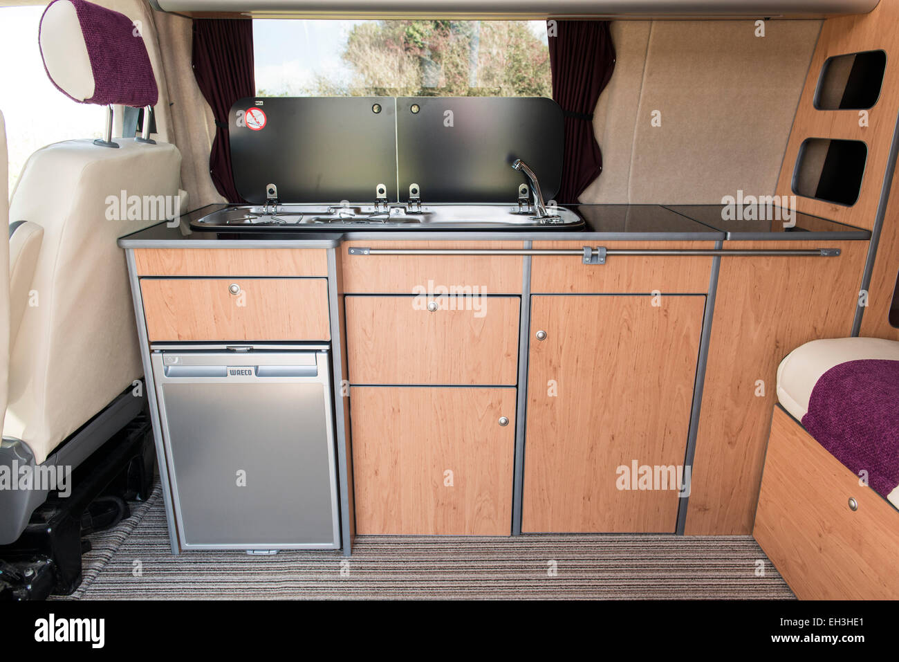 Un custom Volkswagen VW camper van pronto per viaggiare e dormire / vivere nel lusso mentre essendo libero Foto Stock