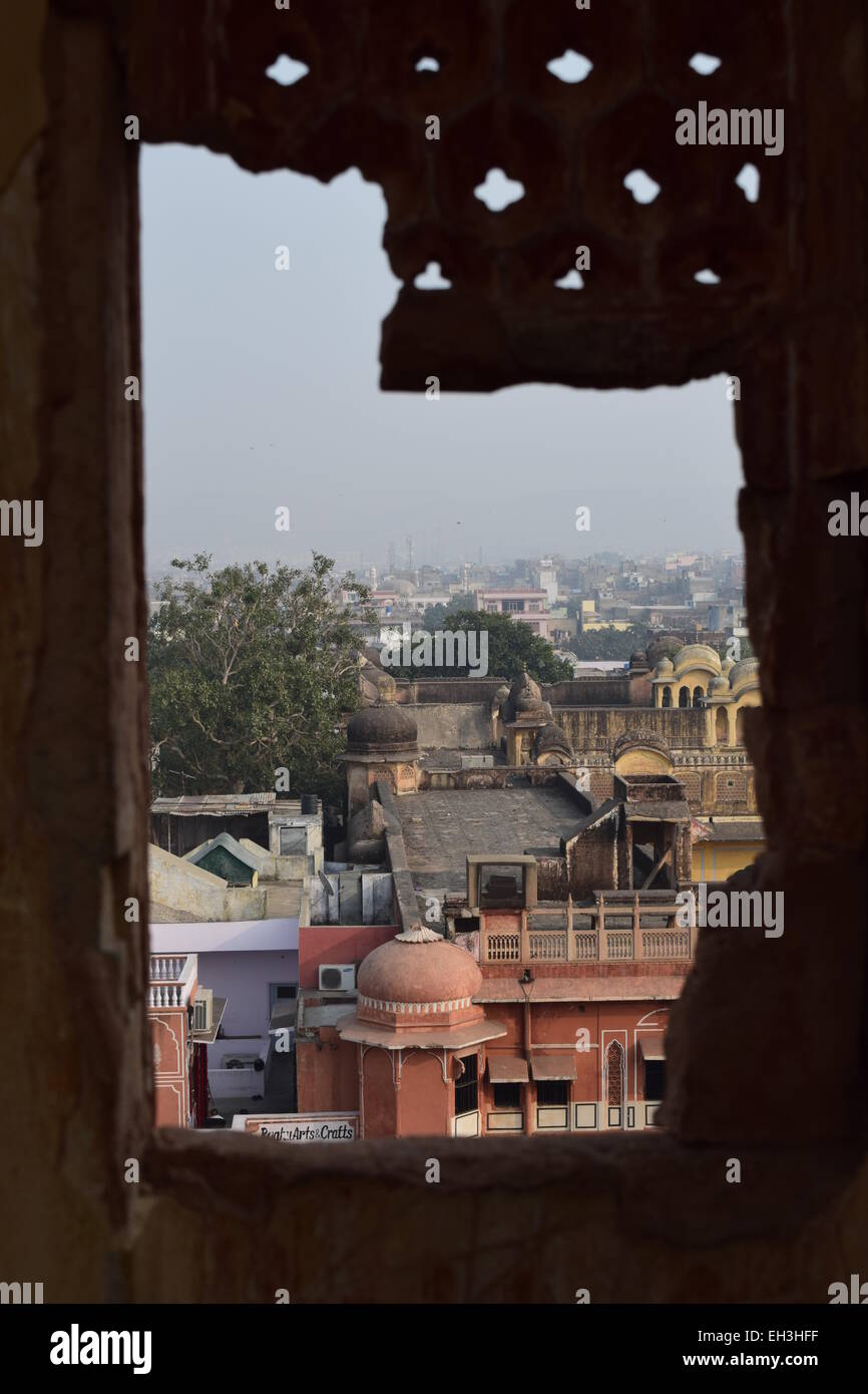 Vista sulla città di Jaipur da un vetro rotto. Foto Stock