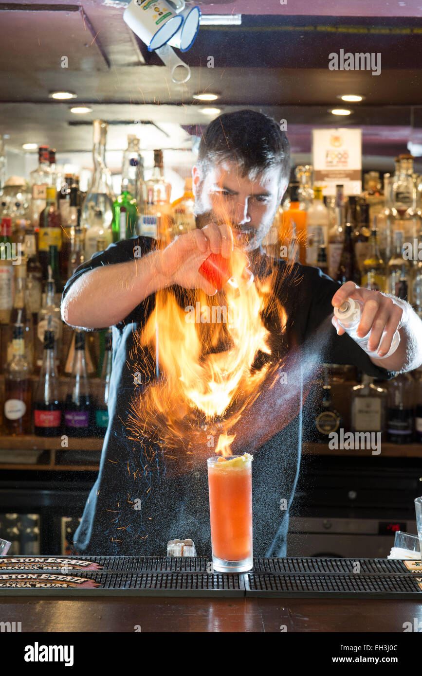 Un maschio di barman, bar tender, mixologist fa un fantastico cocktail in un ristorante di altissimo livello / bar / public house Foto Stock