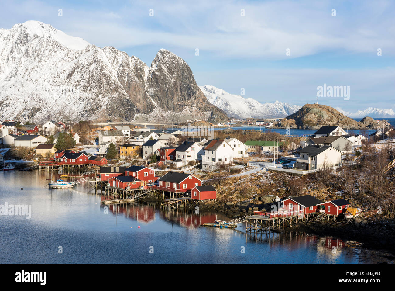 Townscape, rorbu o pescatori rorbuer capanne, la Reine, Moskenesøy, Lofoten, Norvegia Foto Stock