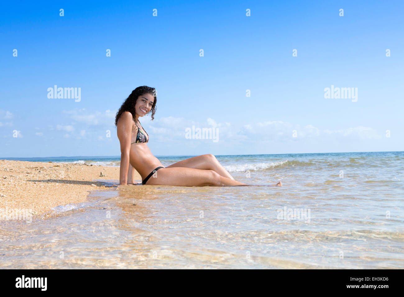 Una giovane donna su una spiaggia vicino a Trancoso e Porto Seguro, Bahia, Brasile, Sud America Foto Stock