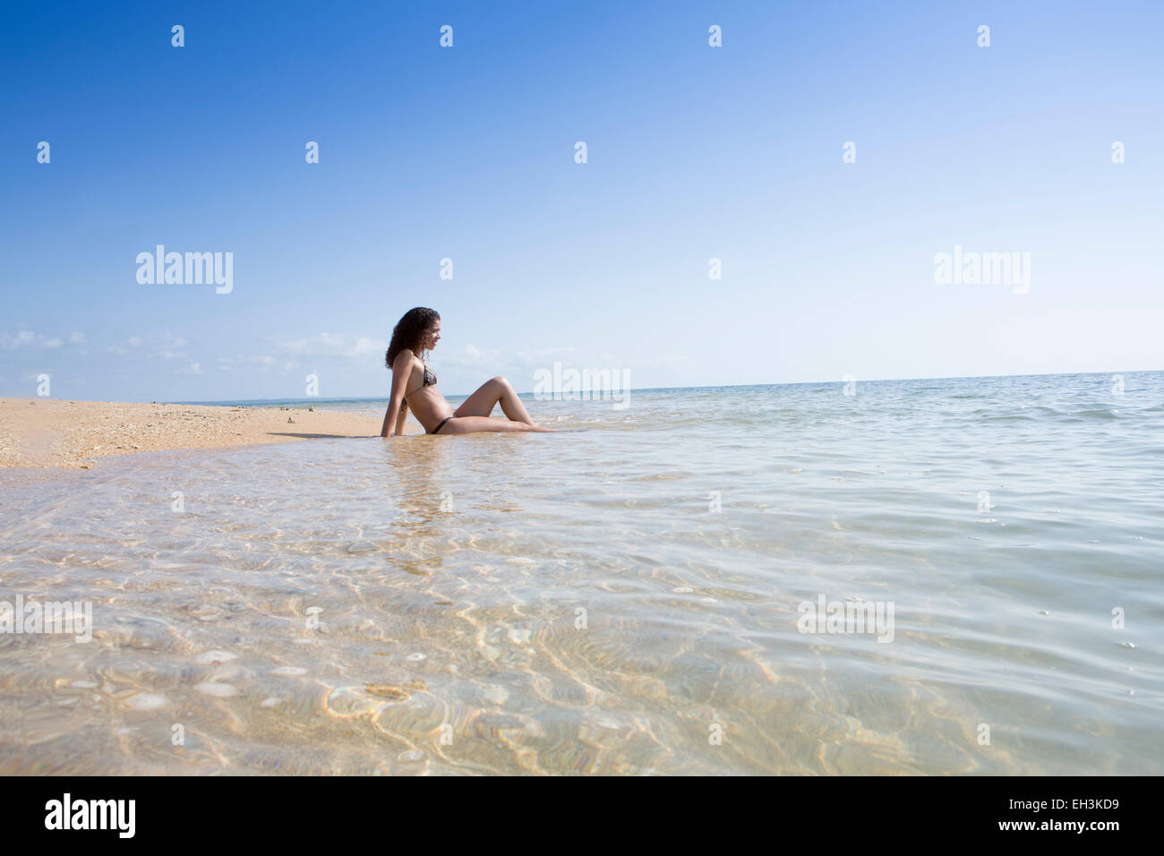 Una giovane donna su una spiaggia vicino a Trancoso e Porto Seguro, Bahia, Brasile, Sud America Foto Stock