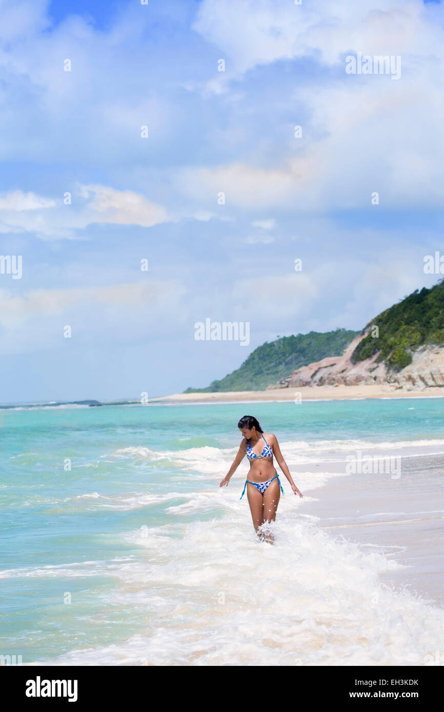 Un attraente giovane donna brasiliana sulla spiaggia Espelho specchio (spiaggia), Trancoso, Bahia, Brasile, Sud America Foto Stock